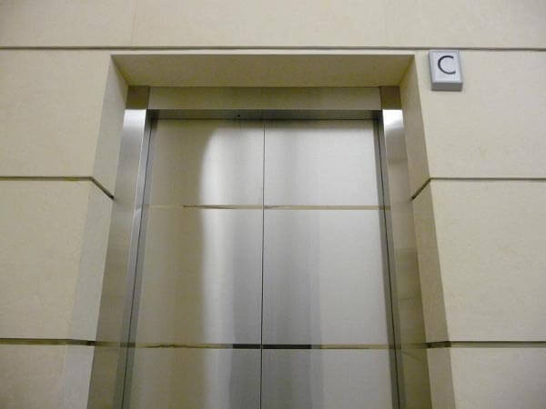 Отделка лифтовых шахт композитными панелями Отделка лифтовых шахт композитными панелями